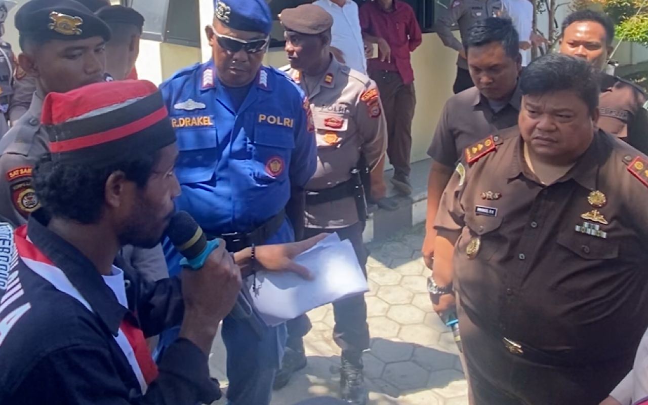 Lasidi Abai Panggilan Kejari, DPC GMNI “Sogok” Kepala Kejari Sula Dua Amplop Uang Receh