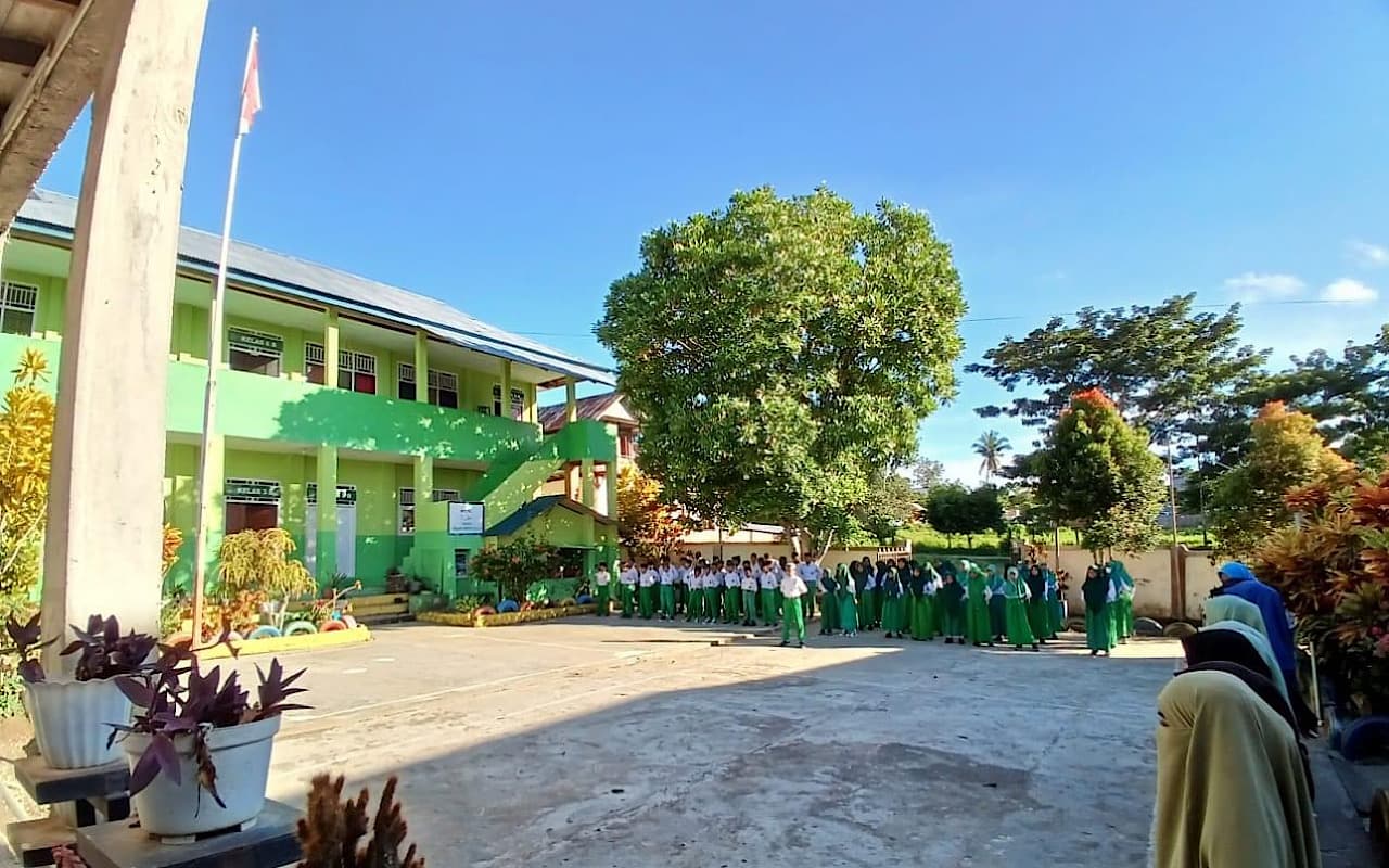 Seorang Guru Madrasah Ibtidaiyah Menghajar Siswa di Depan Orang Tua 