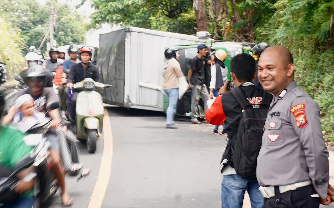 kronologi-mobil-box-terpelanting-di-turunan-danau-laguna